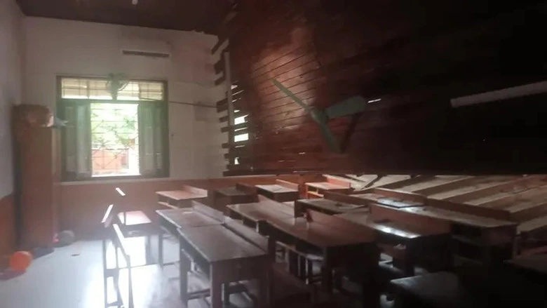 Nghệ An: Sập trần gỗ trường học, nhiều học sinh phải nhập viện - Ảnh 2. Nghệ An: Sập trần gỗ trường học, nhiều học sinh phải nhập viện - Ảnh 2.