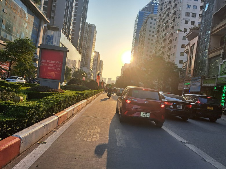 Rừng phương tiện ồ ạt đi v&agrave;o l&agrave;n BRT v&igrave; nghĩ H&agrave; Nội bỏ l&agrave;n đường ri&ecirc;ng - Ảnh 3.