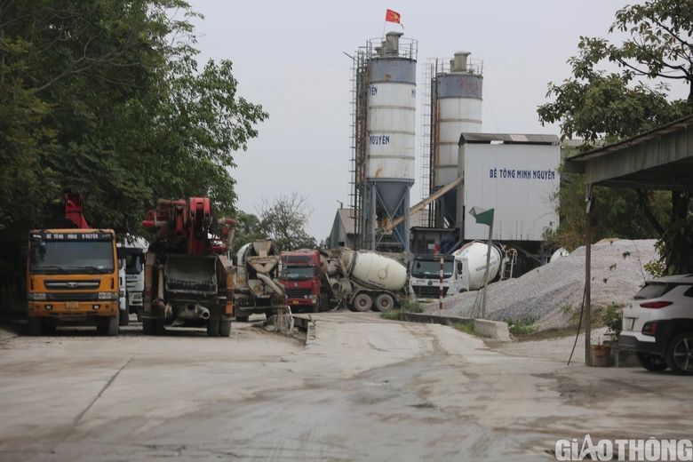  Trạm trộn b&ecirc; t&ocirc;ng tr&aacute;i ph&eacute;p "mọc" gần quốc lộ 1 - Ảnh 2.