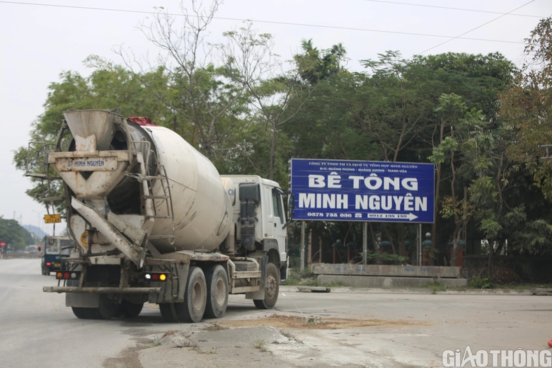  Trạm trộn b&ecirc; t&ocirc;ng tr&aacute;i ph&eacute;p "mọc" gần quốc lộ 1 - Ảnh 3.