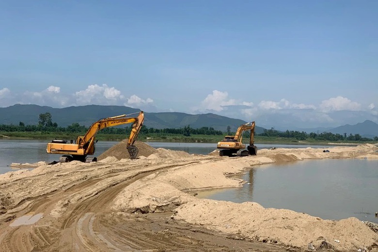 Mỏ c&aacute;t đầu ti&ecirc;n được cấp ph&eacute;p theo h&igrave;nh thức chỉ định phục vụ cao tốc Quảng Ng&atilde;i-Ho&agrave;i Nhơn - Ảnh 1.