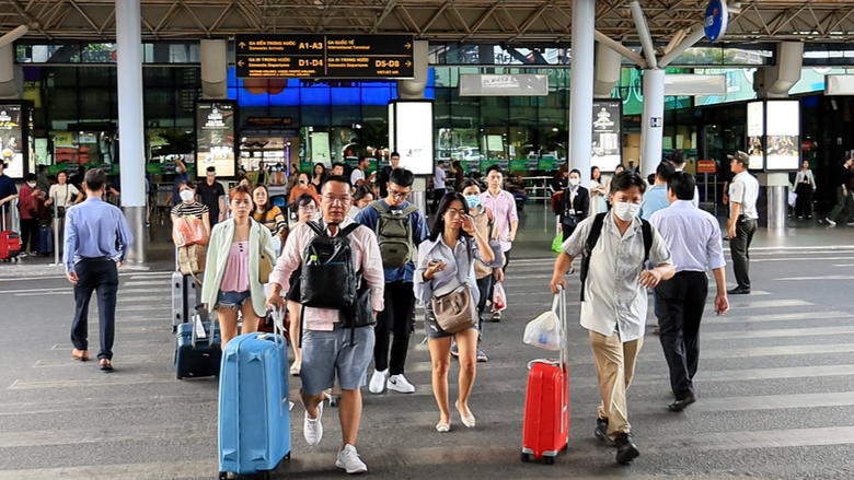 T&acirc;n Sơn Nhất gấp r&uacute;t bước v&agrave;o cao điểm, Tết Nguy&ecirc;n đ&aacute;n 140.000 kh&aacute;ch/ng&agrave;y - Ảnh 1.