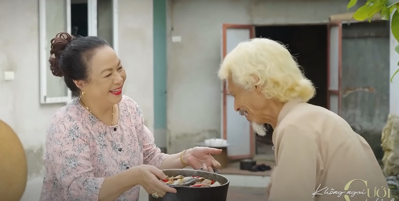 B&agrave; Gi&agrave;u kho nồi c&aacute; ngon mang cho cụ M&atilde;o.