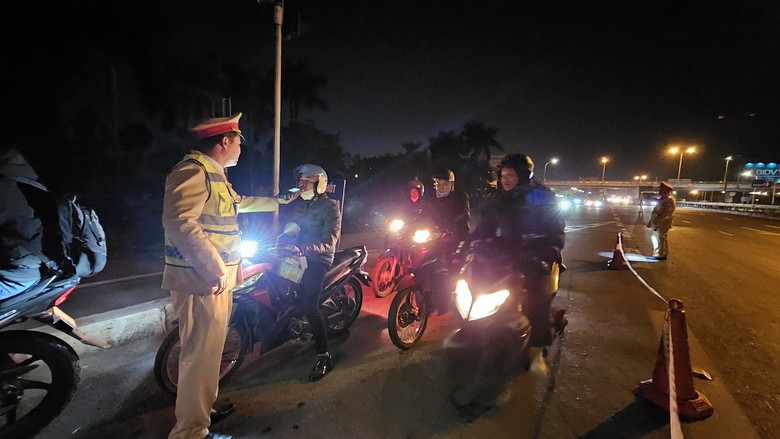 Vi phạm nồng độ cồn, người điều khiển xe máy nói “không biết chữ” - Ảnh 5. Vi phạm nồng độ cồn, người điều khiển xe máy nói “không biết chữ” - Ảnh 5.