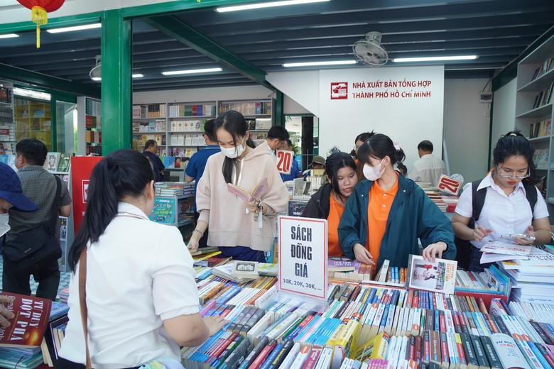 Khai trương Đường s&aacute;ch TP.Thủ Đức thu h&uacute;t h&agrave;ng ng&agrave;n người thăm quan, mua s&aacute;ch - Ảnh 4.