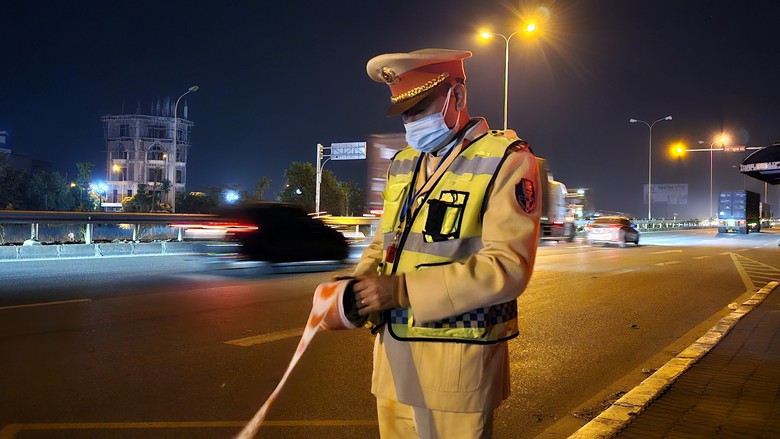 Vi phạm nồng độ cồn, người điều khiển xe máy nói “không biết chữ” - Ảnh 3. Vi phạm nồng độ cồn, người điều khiển xe máy nói “không biết chữ” - Ảnh 3.