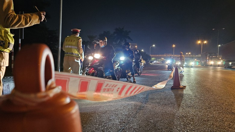 Vi phạm nồng độ cồn, người điều khiển xe máy nói “không biết chữ” - Ảnh 4. Vi phạm nồng độ cồn, người điều khiển xe máy nói “không biết chữ” - Ảnh 4.