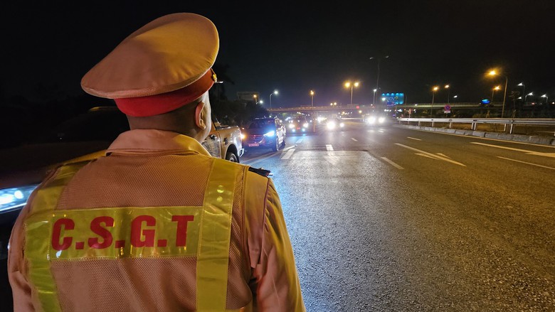 Vi phạm nồng độ cồn, người điều khiển xe máy nói “không biết chữ” - Ảnh 1. Vi phạm nồng độ cồn, người điều khiển xe máy nói “không biết chữ” - Ảnh 1.