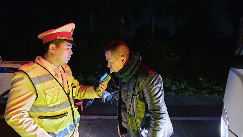 Vi phạm nồng độ cồn, người điều khiển xe máy nói “không biết chữ” - Ảnh 9. Vi phạm nồng độ cồn, người điều khiển xe máy nói “không biết chữ” - Ảnh 9.