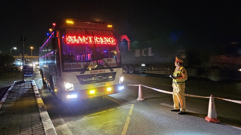 Vi phạm nồng độ cồn, người điều khiển xe máy nói “không biết chữ” - Ảnh 8. Vi phạm nồng độ cồn, người điều khiển xe máy nói “không biết chữ” - Ảnh 8.