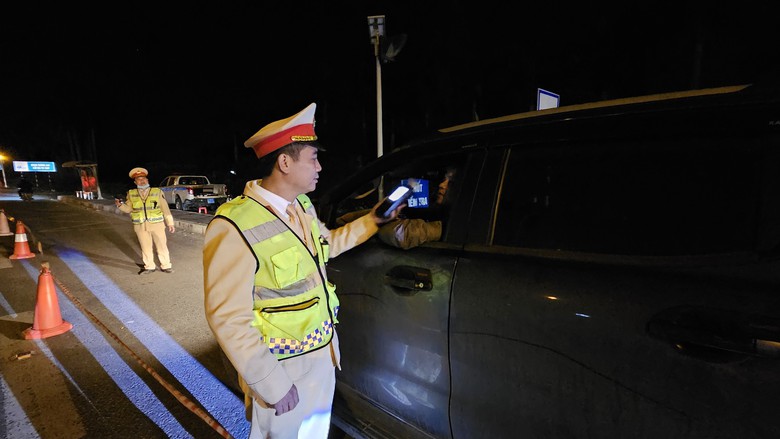 Vi phạm nồng độ cồn, người điều khiển xe máy nói “không biết chữ” - Ảnh 10. Vi phạm nồng độ cồn, người điều khiển xe máy nói “không biết chữ” - Ảnh 10.