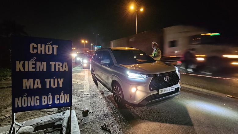 Vi phạm nồng độ cồn, người điều khiển xe máy nói “không biết chữ” - Ảnh 2. Vi phạm nồng độ cồn, người điều khiển xe máy nói “không biết chữ” - Ảnh 2.