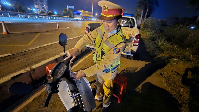 Vi phạm nồng độ cồn, người điều khiển xe máy nói “không biết chữ” - Ảnh 7. Vi phạm nồng độ cồn, người điều khiển xe máy nói “không biết chữ” - Ảnh 7.