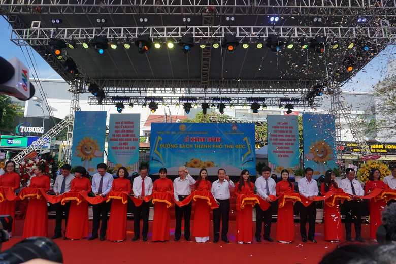 Khai trương Đường s&aacute;ch TP.Thủ Đức thu h&uacute;t h&agrave;ng ng&agrave;n người thăm quan, mua s&aacute;ch - Ảnh 2.