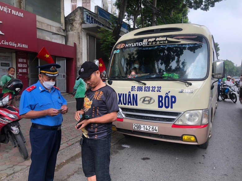 H&agrave; Nội bố tr&iacute; trực chốt ở hơn 100 vị tr&iacute; nguy cơ &ugrave;n tắc, xử l&yacute; vi phạm trật tự ATGT - Ảnh 2.