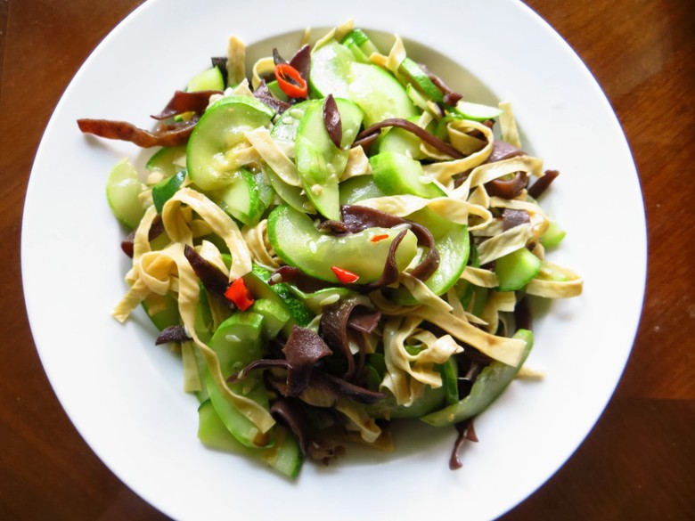 Dưa leo ăn c&ugrave;ng c&agrave; chua l&agrave; b&igrave;nh thường rồi, bạn c&oacute; thể chế biến 