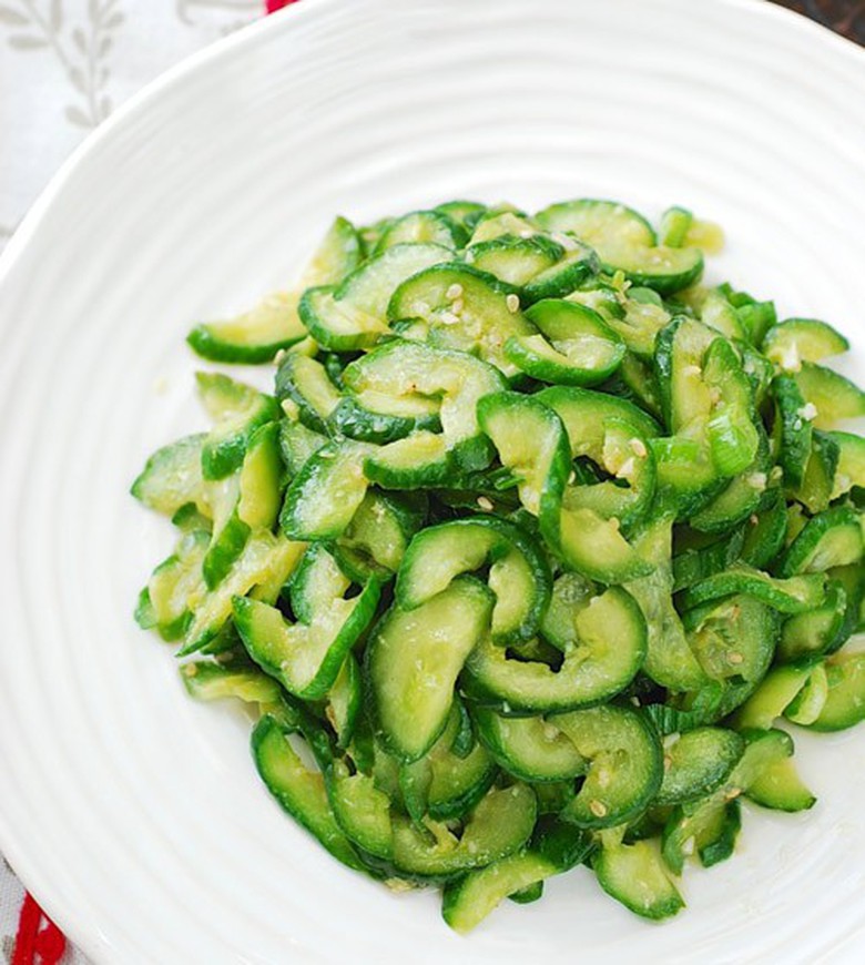 Dưa leo ăn c&ugrave;ng c&agrave; chua l&agrave; b&igrave;nh thường rồi, bạn c&oacute; thể chế biến 