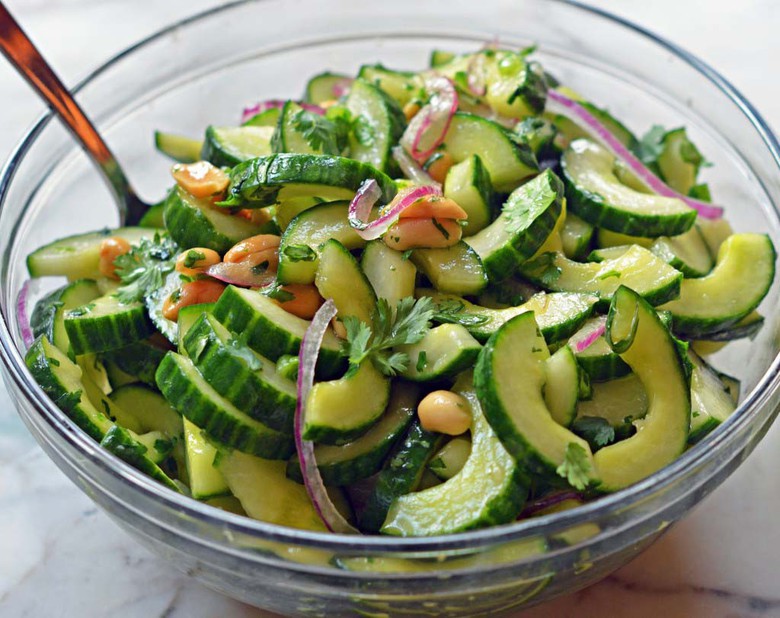 Dưa leo ăn c&ugrave;ng c&agrave; chua l&agrave; b&igrave;nh thường rồi, bạn c&oacute; thể chế biến 