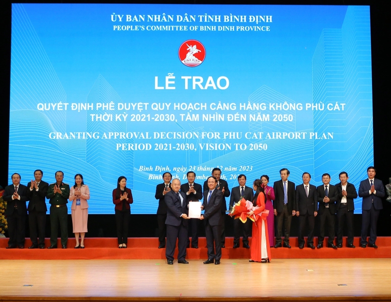 Trao Quyết định Quy hoạch Cảng h&agrave;ng kh&ocirc;ng Ph&ugrave; C&aacute;t thời kỳ 2021-2030, tầm nh&igrave;n đến năm 2050 - Ảnh 1.