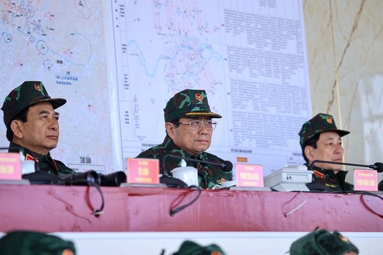 Thủ tướng Phạm Minh Ch&iacute;nh dự diễn tập chiến thuật bắn đạn thật  - Ảnh 4.
