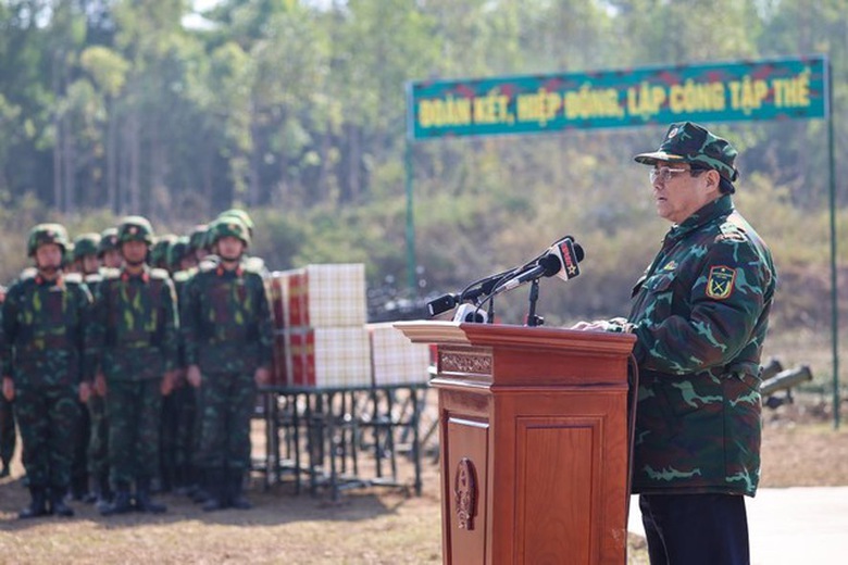 Thủ tướng Phạm Minh Ch&iacute;nh dự diễn tập chiến thuật bắn đạn thật  - Ảnh 3.