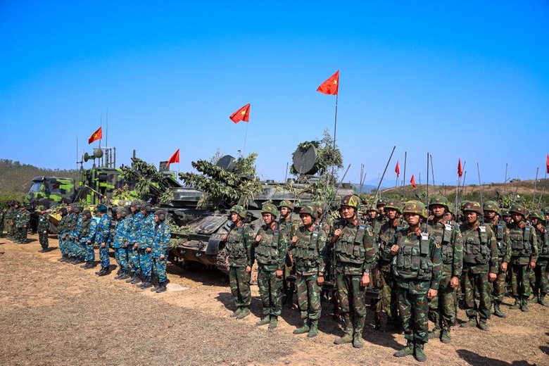 Thủ tướng Phạm Minh Ch&iacute;nh dự diễn tập chiến thuật bắn đạn thật  - Ảnh 12.