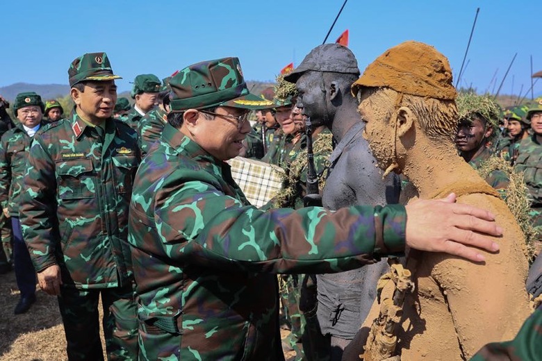 Thủ tướng Phạm Minh Ch&iacute;nh dự diễn tập chiến thuật bắn đạn thật  - Ảnh 13.