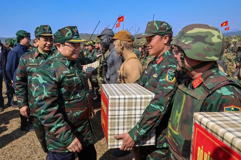 Thủ tướng Phạm Minh Ch&iacute;nh dự diễn tập chiến thuật bắn đạn thật  - Ảnh 14.