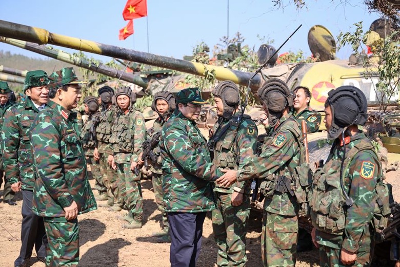 Thủ tướng Phạm Minh Ch&iacute;nh dự diễn tập chiến thuật bắn đạn thật  - Ảnh 15.