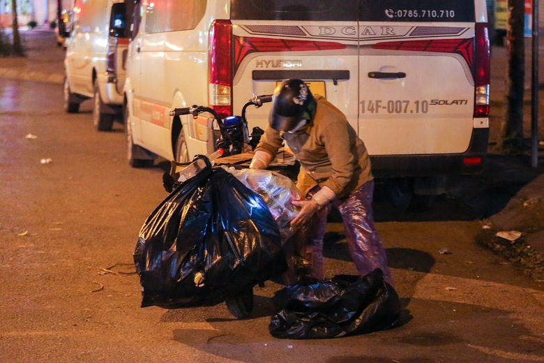 Người vô gia cư, lao động mưu sinh co ro ở vỉa hè Hà Nội trong rét buốt - Ảnh 11. Người vô gia cư, lao động mưu sinh co ro ở vỉa hè Hà Nội trong rét buốt - Ảnh 11.