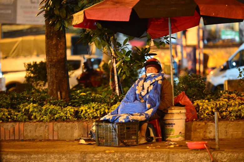 Người vô gia cư, lao động mưu sinh co ro ở vỉa hè Hà Nội trong rét buốt - Ảnh 3. Người vô gia cư, lao động mưu sinh co ro ở vỉa hè Hà Nội trong rét buốt - Ảnh 3.