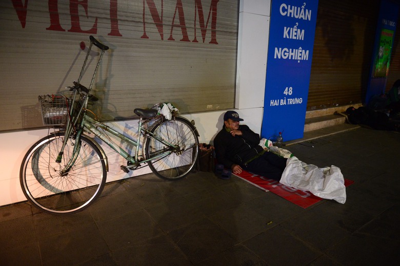 Người vô gia cư, lao động mưu sinh co ro ở vỉa hè Hà Nội trong rét buốt - Ảnh 8. Người vô gia cư, lao động mưu sinh co ro ở vỉa hè Hà Nội trong rét buốt - Ảnh 8.