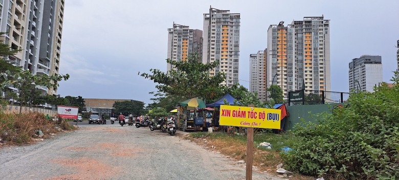 Đường đứt quãng, nhếch nhách trong hai khu đô thị ở TP.HCM - Ảnh 1. Đường đứt quãng, nhếch nhách trong hai khu đô thị ở TP.HCM - Ảnh 1.