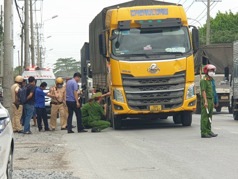 Xe tải va chạm xe m&aacute;y,  người đ&agrave;n &ocirc;ng bị c&aacute;n tử vong thương t&acirc;m - Ảnh 2.