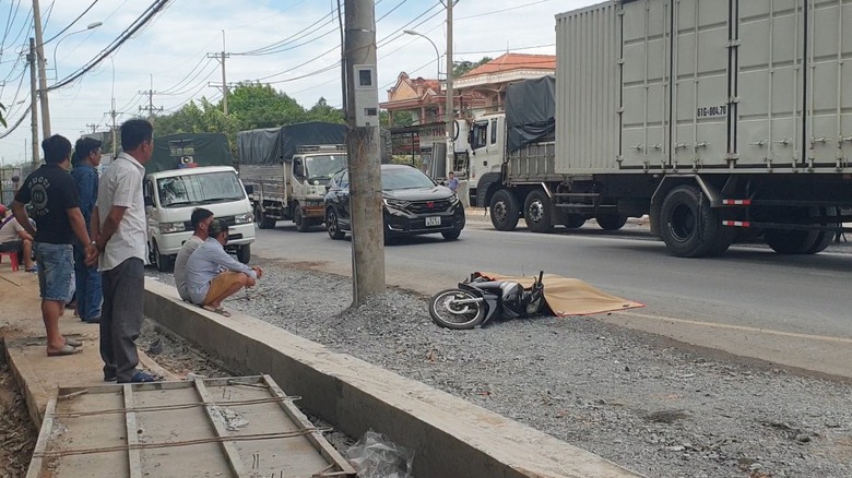 Xe tải va chạm xe m&aacute;y,  người đ&agrave;n &ocirc;ng bị c&aacute;n tử vong thương t&acirc;m - Ảnh 1.