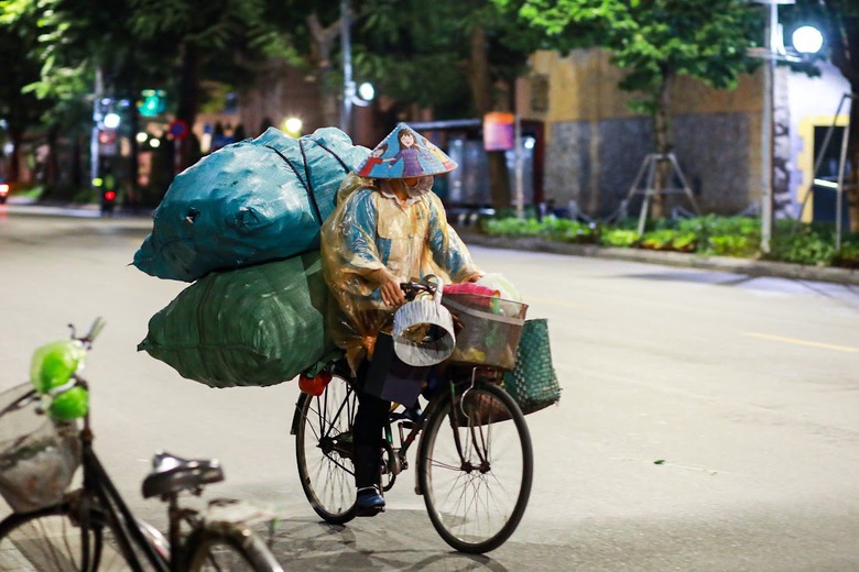 Người vô gia cư, lao động mưu sinh co ro ở vỉa hè Hà Nội trong rét buốt - Ảnh 12. Người vô gia cư, lao động mưu sinh co ro ở vỉa hè Hà Nội trong rét buốt - Ảnh 12.