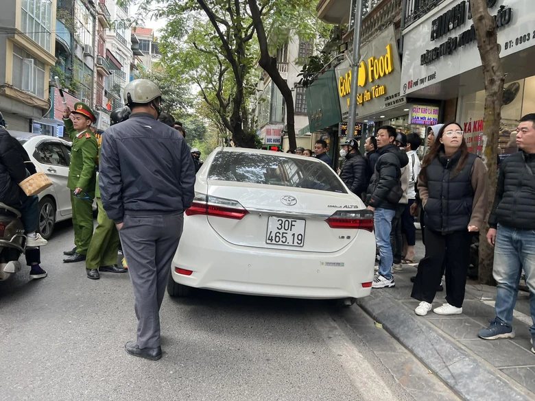 T&agrave;i xế c&oacute; biểu hiện say xỉn t&ocirc;ng xe m&aacute;y chở 5 người rồi cố thủ tr&ecirc;n xe - Ảnh 2.