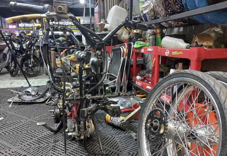 Một th&aacute;ng c&ocirc;ng an Đồng Nai đ&aacute;nh sập 4 l&ograve; độ xe m&aacute;y - Ảnh 2.