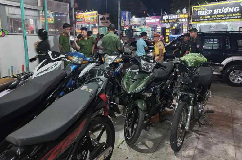 Một th&aacute;ng c&ocirc;ng an Đồng Nai đ&aacute;nh sập 4 l&ograve; độ xe m&aacute;y - Ảnh 1.