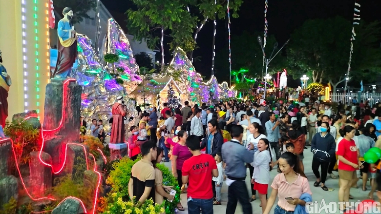 Người dân Bạc Liêu ùn ùn kéo nhau đi chơi Noel - Ảnh 1. Người dân Bạc Liêu ùn ùn kéo nhau đi chơi Noel - Ảnh 1.