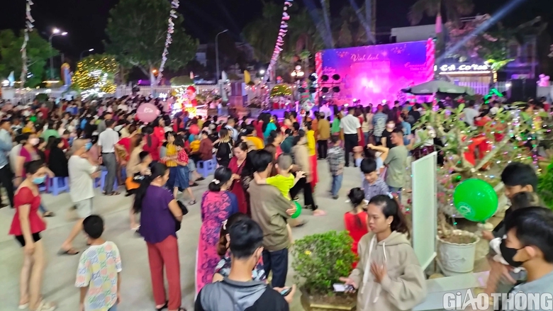 Người dân Bạc Liêu ùn ùn kéo nhau đi chơi Noel - Ảnh 2. Người dân Bạc Liêu ùn ùn kéo nhau đi chơi Noel - Ảnh 2.