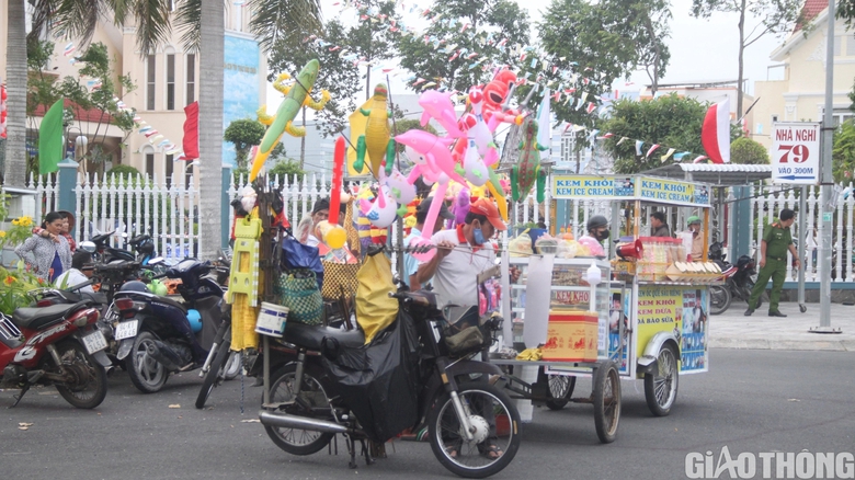 Người dân Bạc Liêu ùn ùn kéo nhau đi chơi Noel - Ảnh 3. Người dân Bạc Liêu ùn ùn kéo nhau đi chơi Noel - Ảnh 3.