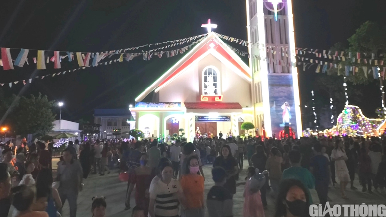 Người dân Bạc Liêu ùn ùn kéo nhau đi chơi Noel - Ảnh 4. Người dân Bạc Liêu ùn ùn kéo nhau đi chơi Noel - Ảnh 4.