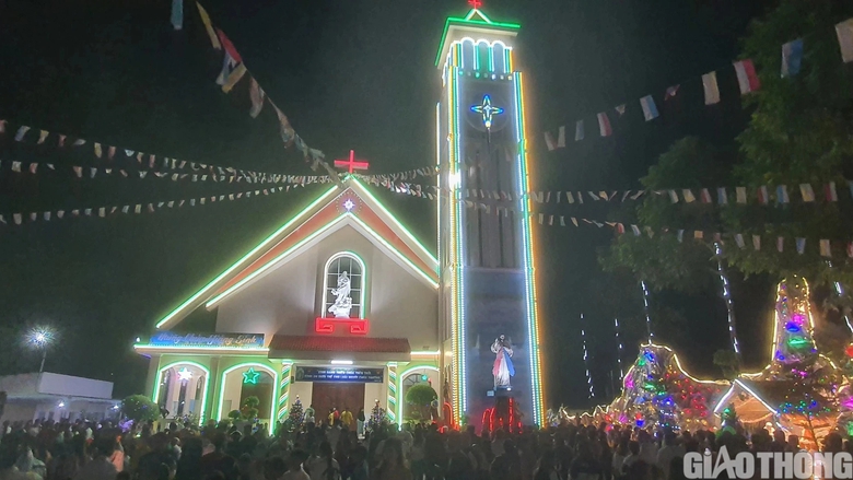 Người dân Bạc Liêu ùn ùn kéo nhau đi chơi Noel - Ảnh 6. Người dân Bạc Liêu ùn ùn kéo nhau đi chơi Noel - Ảnh 6.