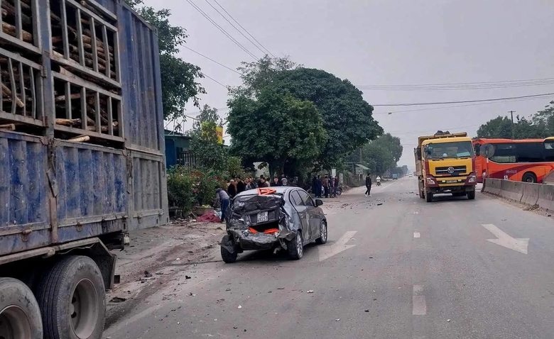 Xe đầu kéo tông liên hoàn vào 9 xe, 1 người bị thương nặng - Ảnh 1. Xe đầu kéo tông liên hoàn vào 9 xe, 1 người bị thương nặng - Ảnh 1.