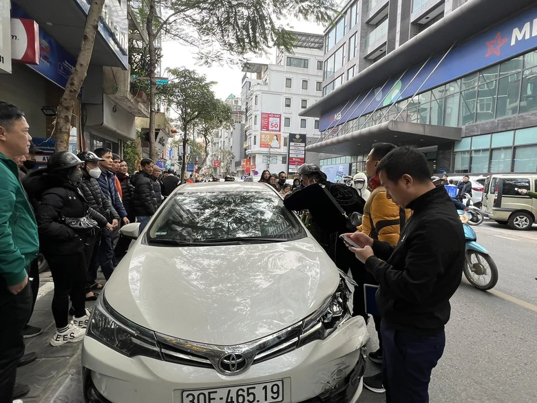 T&agrave;i xế c&oacute; biểu hiện say xỉn t&ocirc;ng xe m&aacute;y chở 5 người rồi cố thủ tr&ecirc;n xe - Ảnh 1.