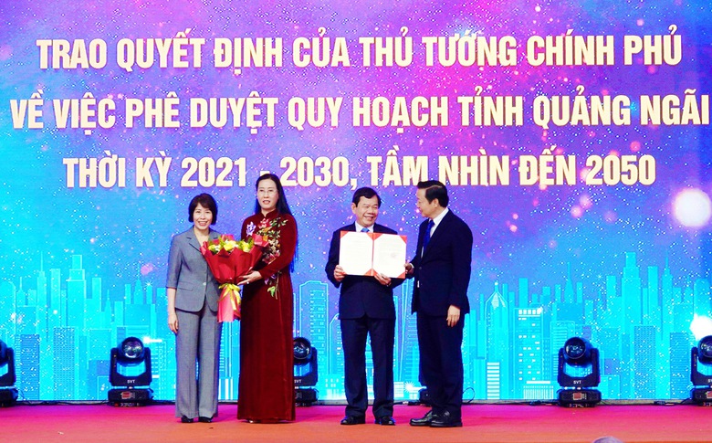 Quảng Ng&atilde;i c&ocirc;ng bố quy hoạch tỉnh thời kỳ 2021-2030 v&agrave; khởi c&ocirc;ng dự &aacute;n đường 3.500 tỷ đồng - Ảnh 1.