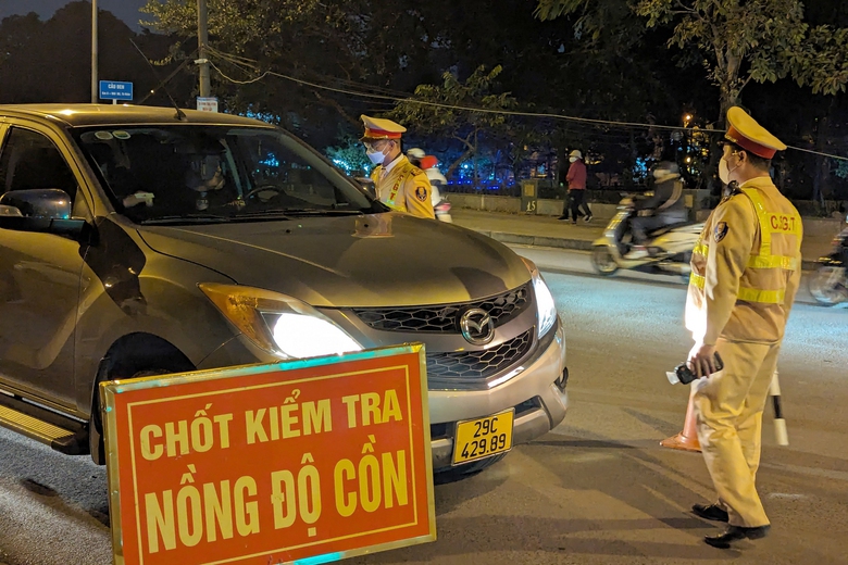 Cảnh s&aacute;t H&agrave; Nội h&oacute;a trang chống qu&aacute;i xế g&acirc;y rối đ&ecirc;m giao thừa- Ảnh 2.