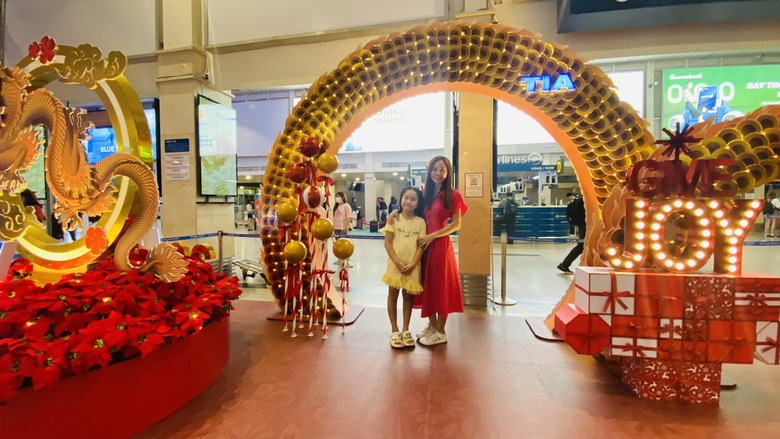 S&acirc;n bay T&acirc;n Sơn Nhất đ&ocirc;ng nghịt người trong ng&agrave;y đ&oacute;n Gi&aacute;ng sinh  - Ảnh 7.