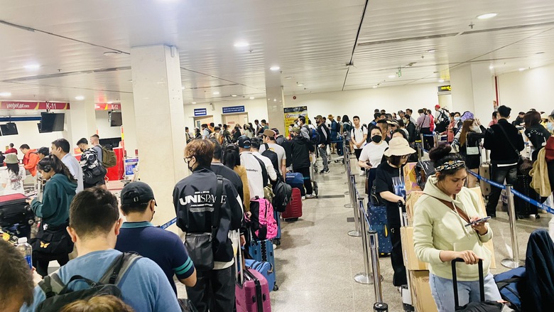 S&acirc;n bay T&acirc;n Sơn Nhất đ&ocirc;ng nghịt người trong ng&agrave;y đ&oacute;n Gi&aacute;ng sinh  - Ảnh 2.